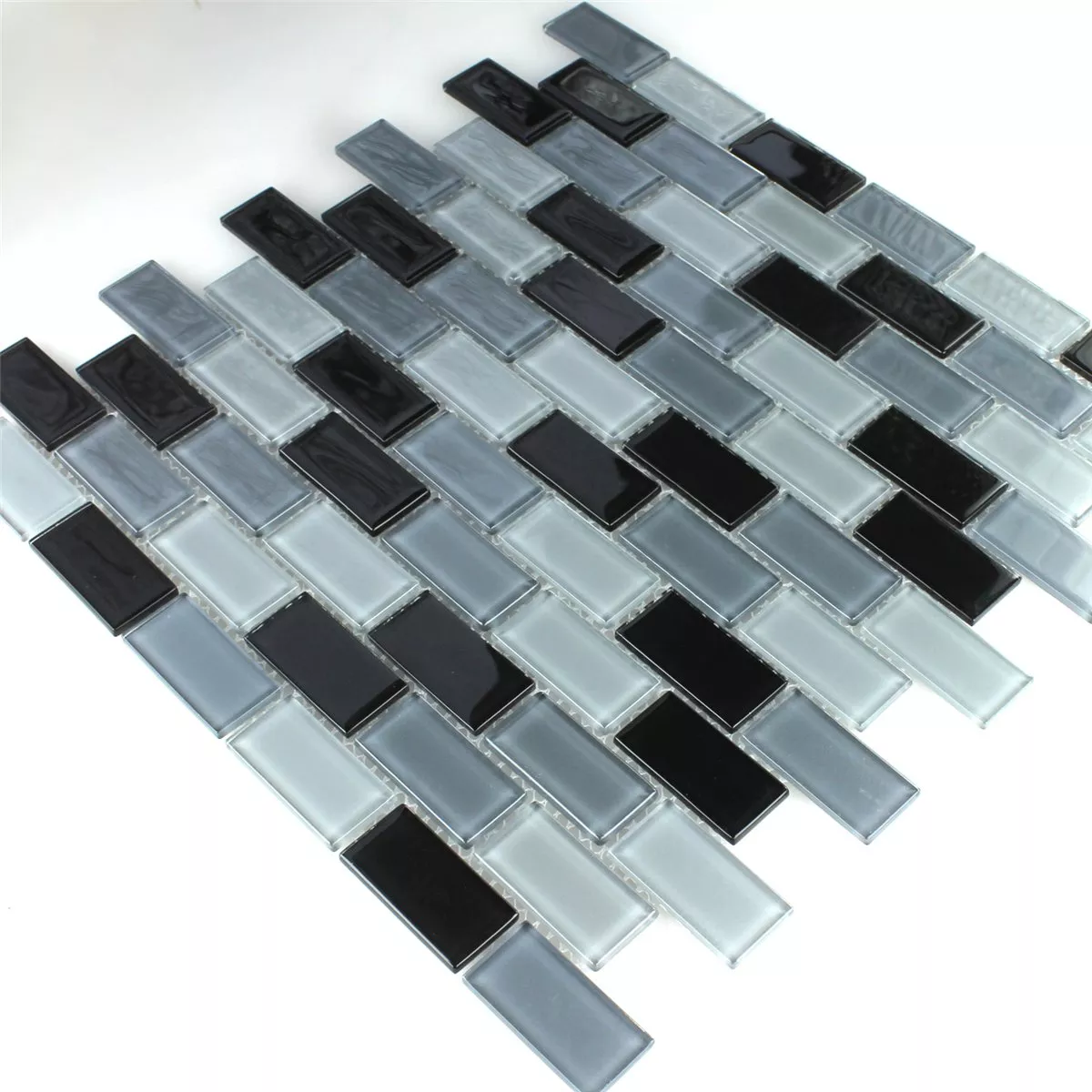 Muster von Glasmosaik Fliesen Schwarz Mix
