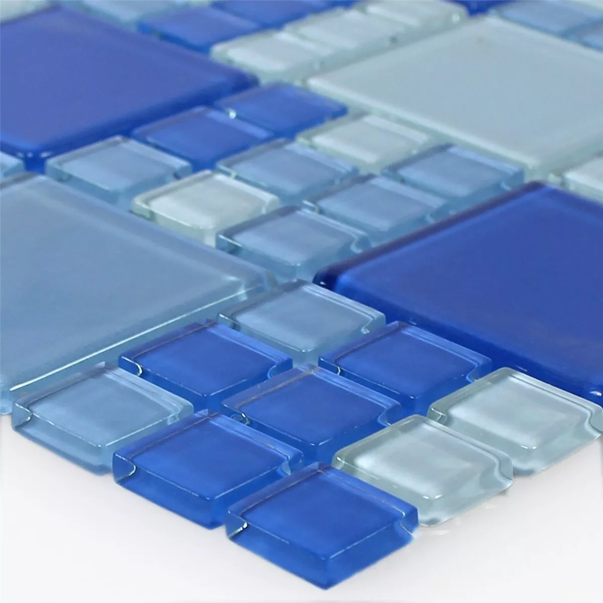 Muster von Glasmosaik Fliesen Blau Hellblau Mix