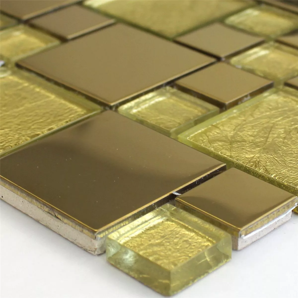 Muster von Mosaikfliesen Glas Edelstahl Metall Gold