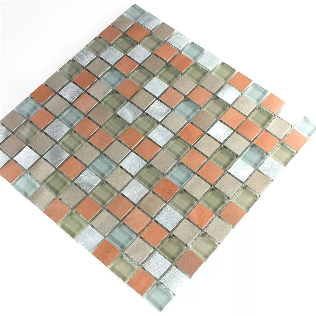 Muster von Mosaikfliesen Glas Aluminium Metall Orange Silber Mix