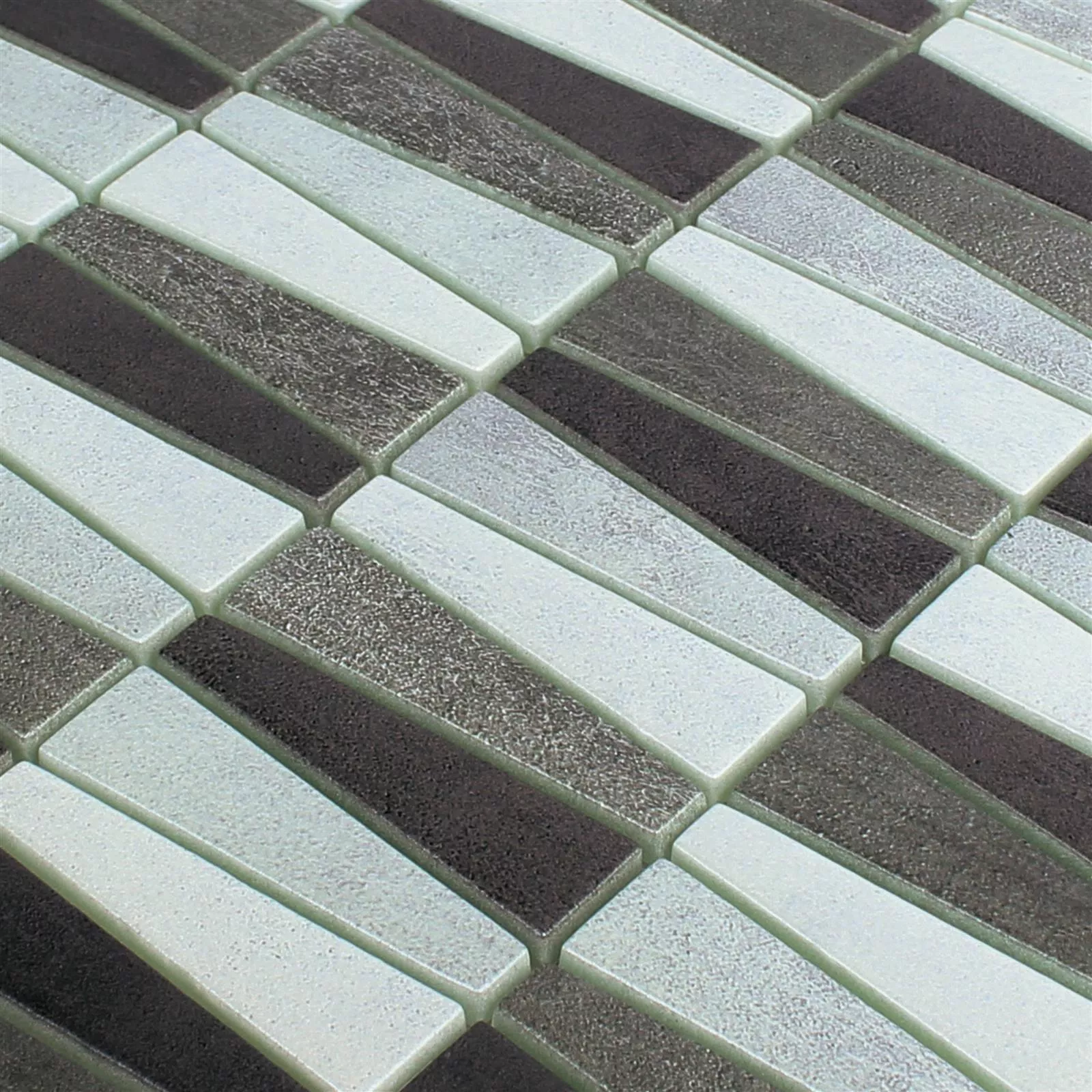Muster von Glasmosaik Fliesen Wolgagrad Schwarz Grau Silber