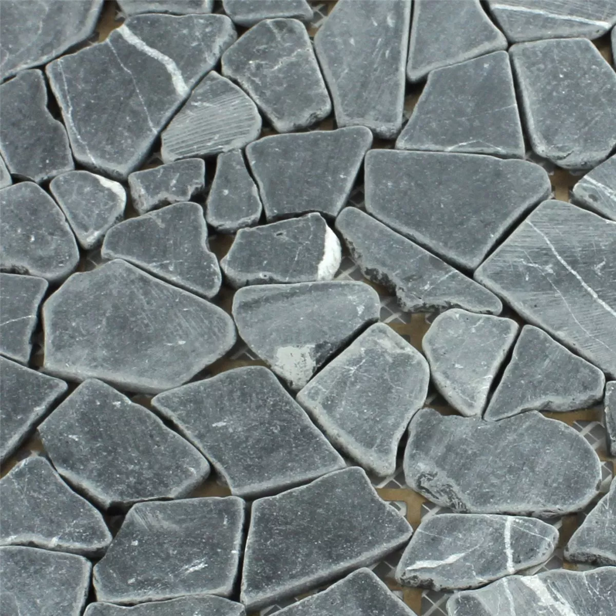 Muster von Mosaikfliesen Marmor Bruch Nero Carrara
