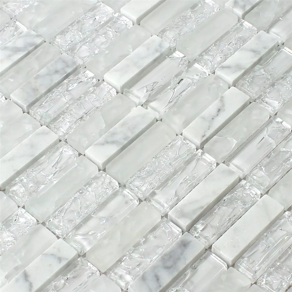 Muster von Mosaikfliesen Glas Naturstein Stäbchen Bruchglas Weiss
