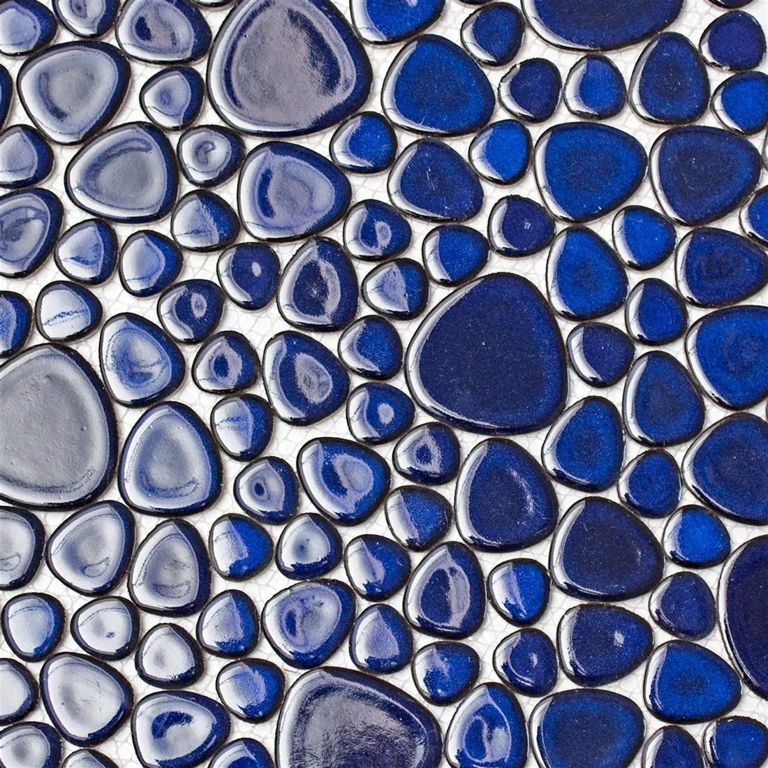 Muster von Keramik Mosaik Fliesen Kiesel Optik Dunkelblau