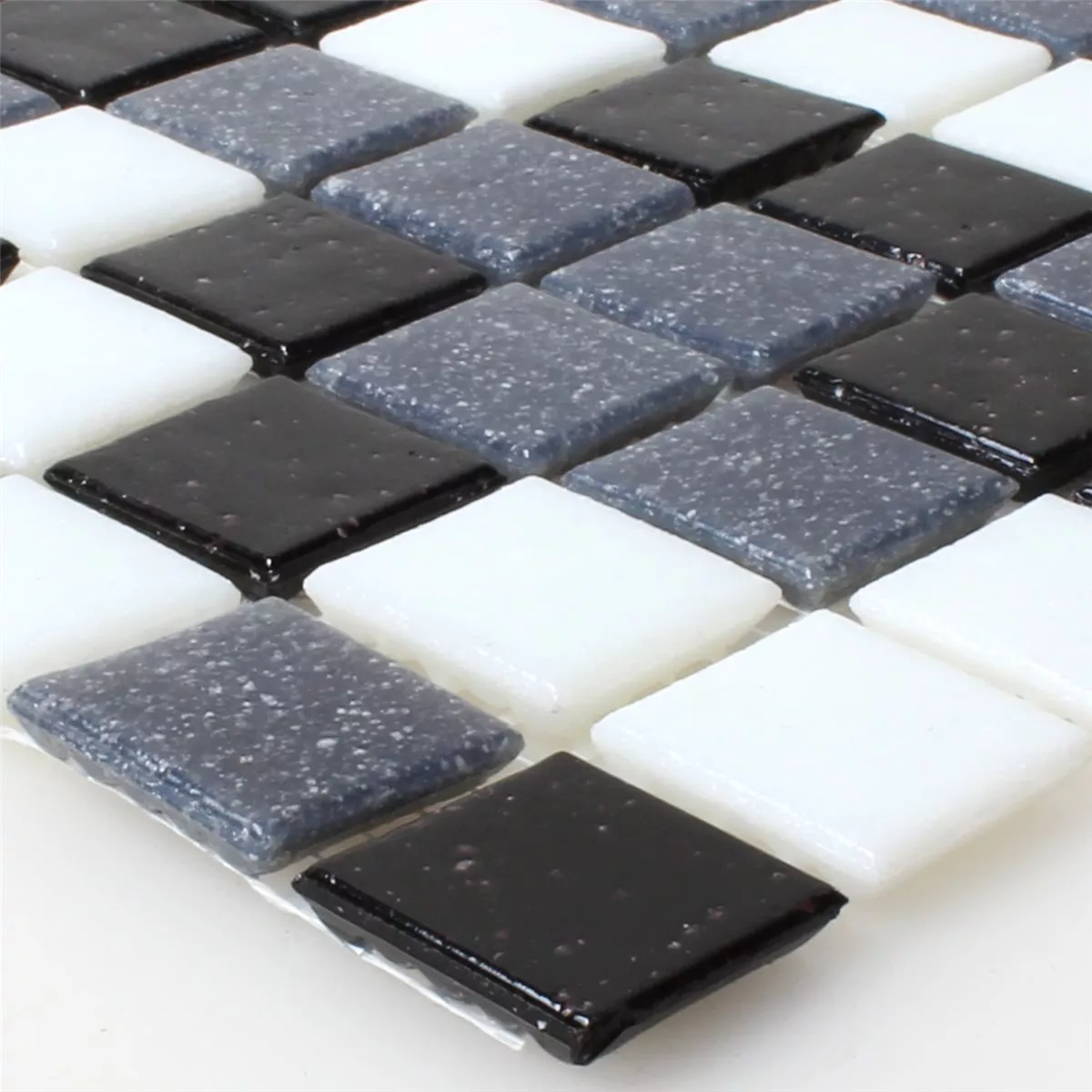 Muster von Mosaikfliesen Glas Weiss Grau Schwarz Mix