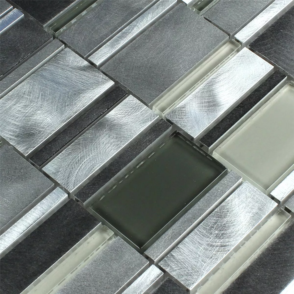 Muster von Mosaikfliesen Aluminium Glas Grau Silber