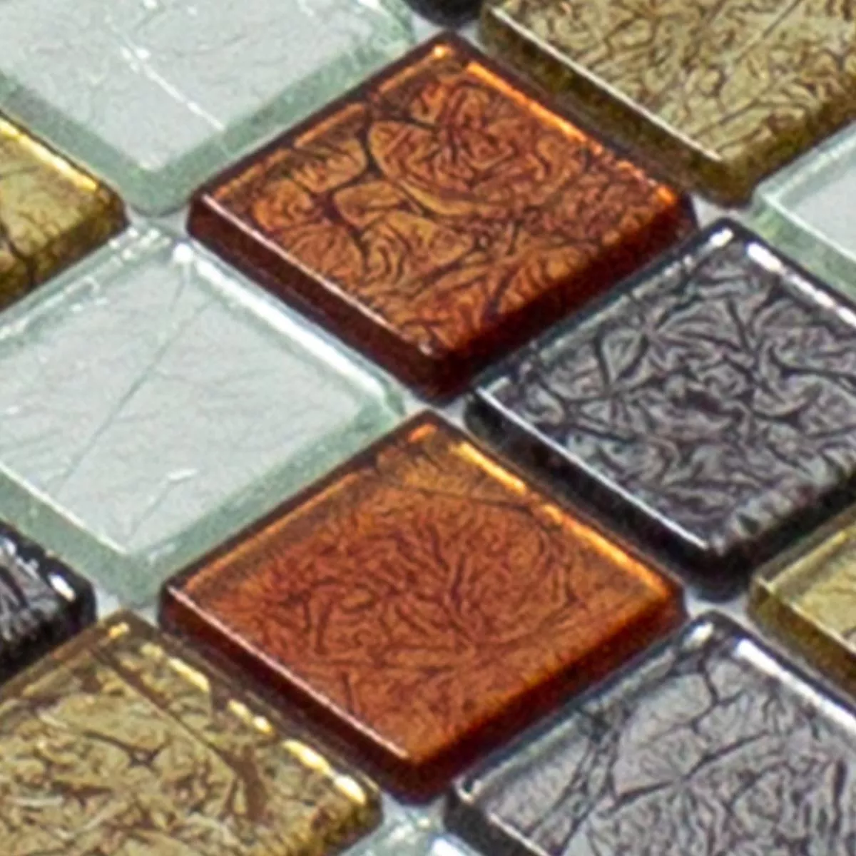 Muster von Mosaikfliesen Glas Bonnie Crystal Struktur Gold Silber Rot