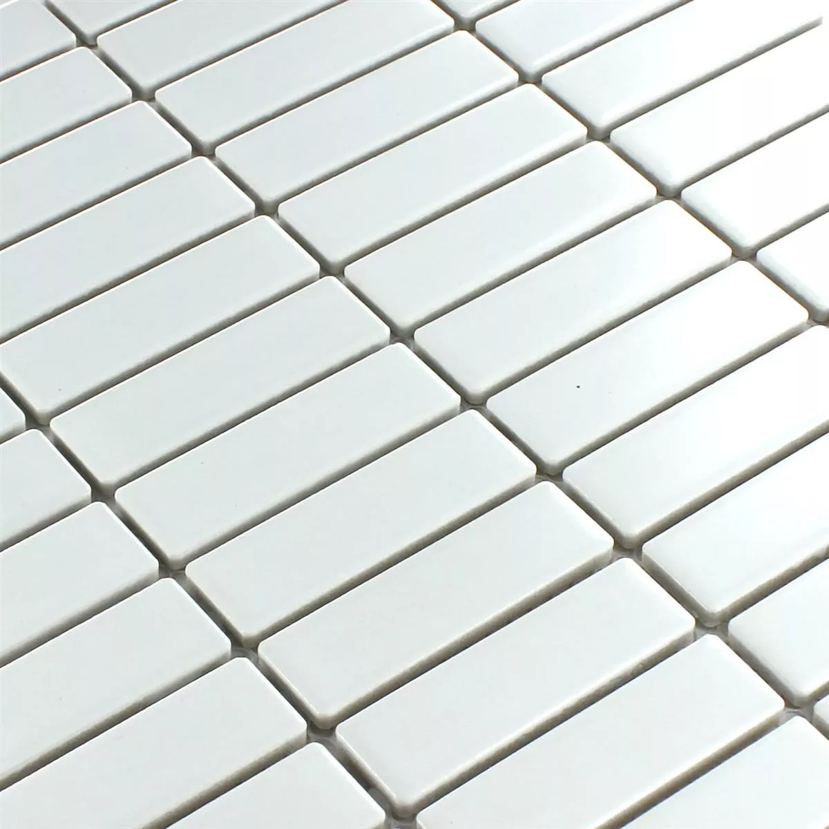 Muster von Keramik Mosaikfliesen Weiß Uni Stäbchen Matt