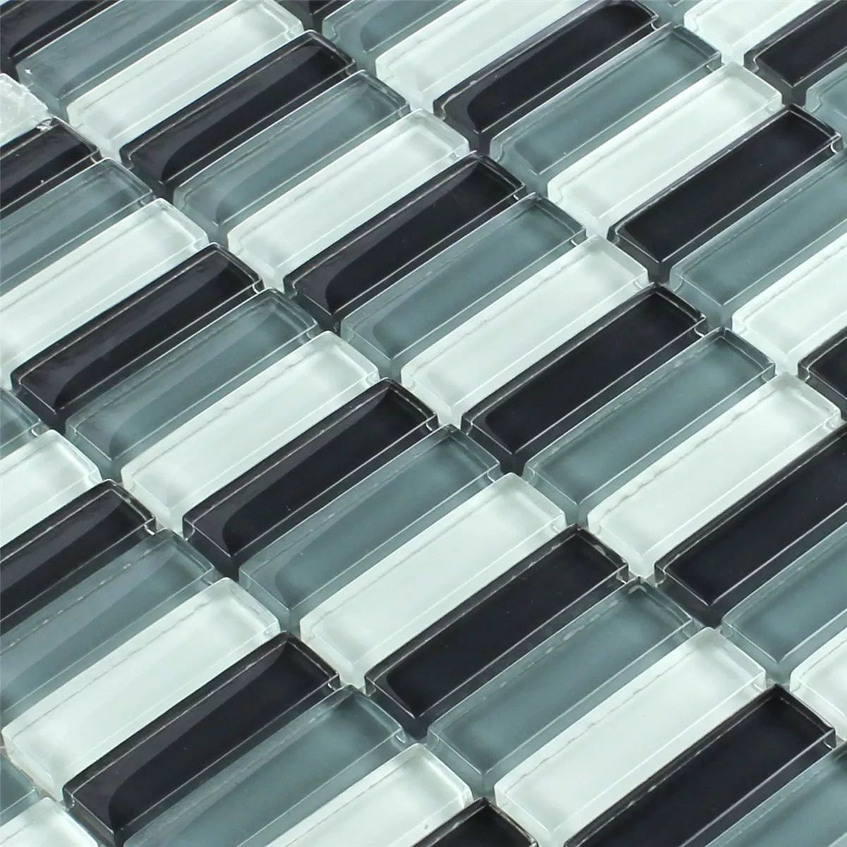 Muster von Glasmosaik Fliesen Stäbchen Grau Mix