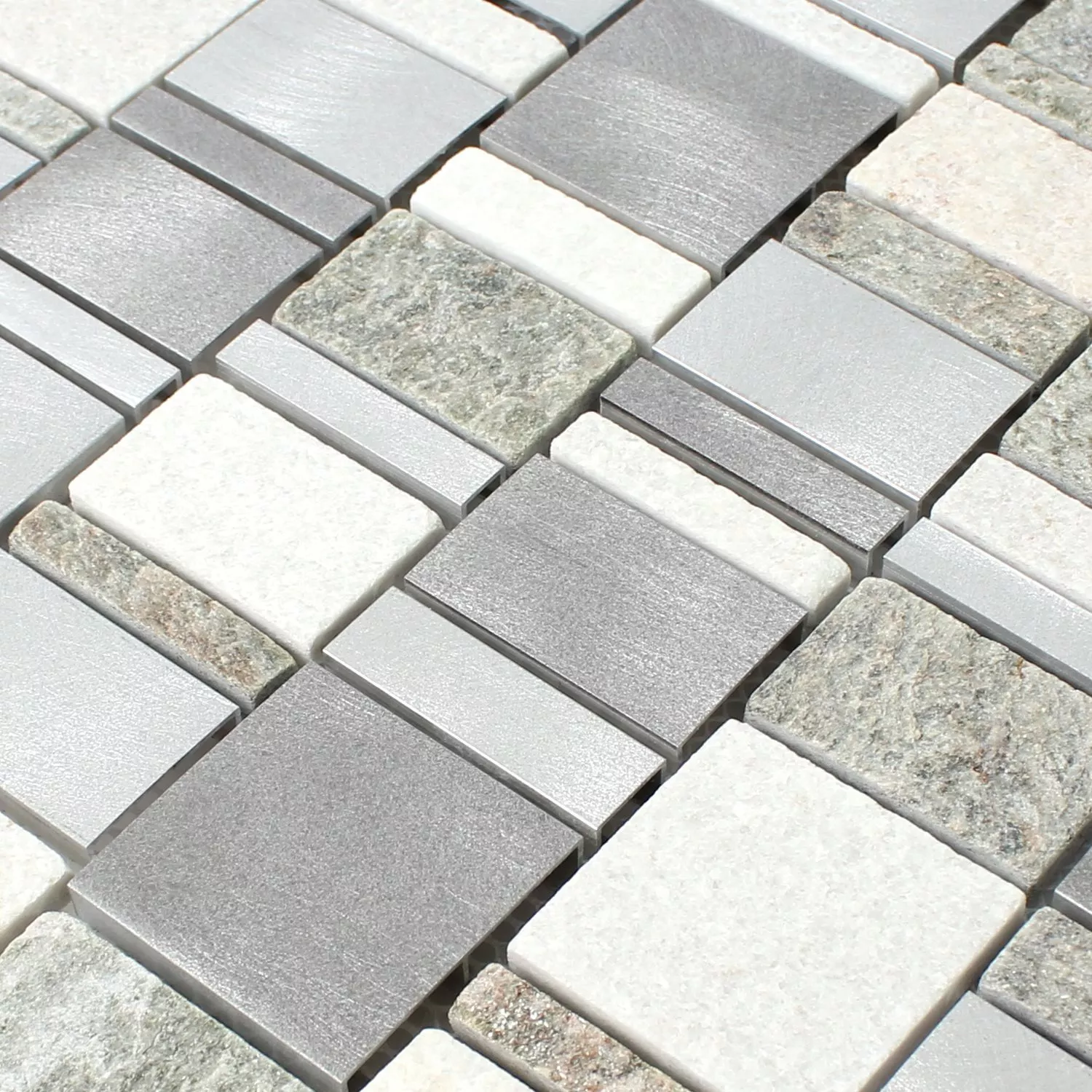 Muster von Mosaikfliesen Metall Naturstein Mix