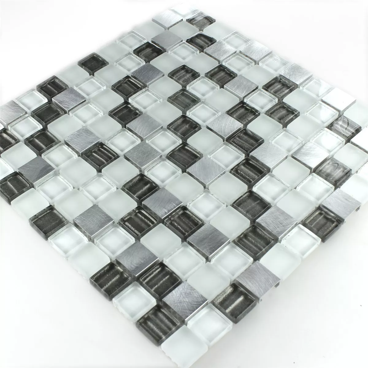 Muster von Mosaikfliesen Glas Aluminium Silber Grau