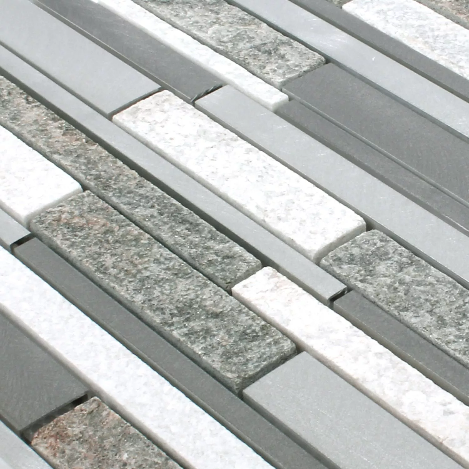 Muster von Mosaikfliesen Wolga Quarzit Aluminium Mix