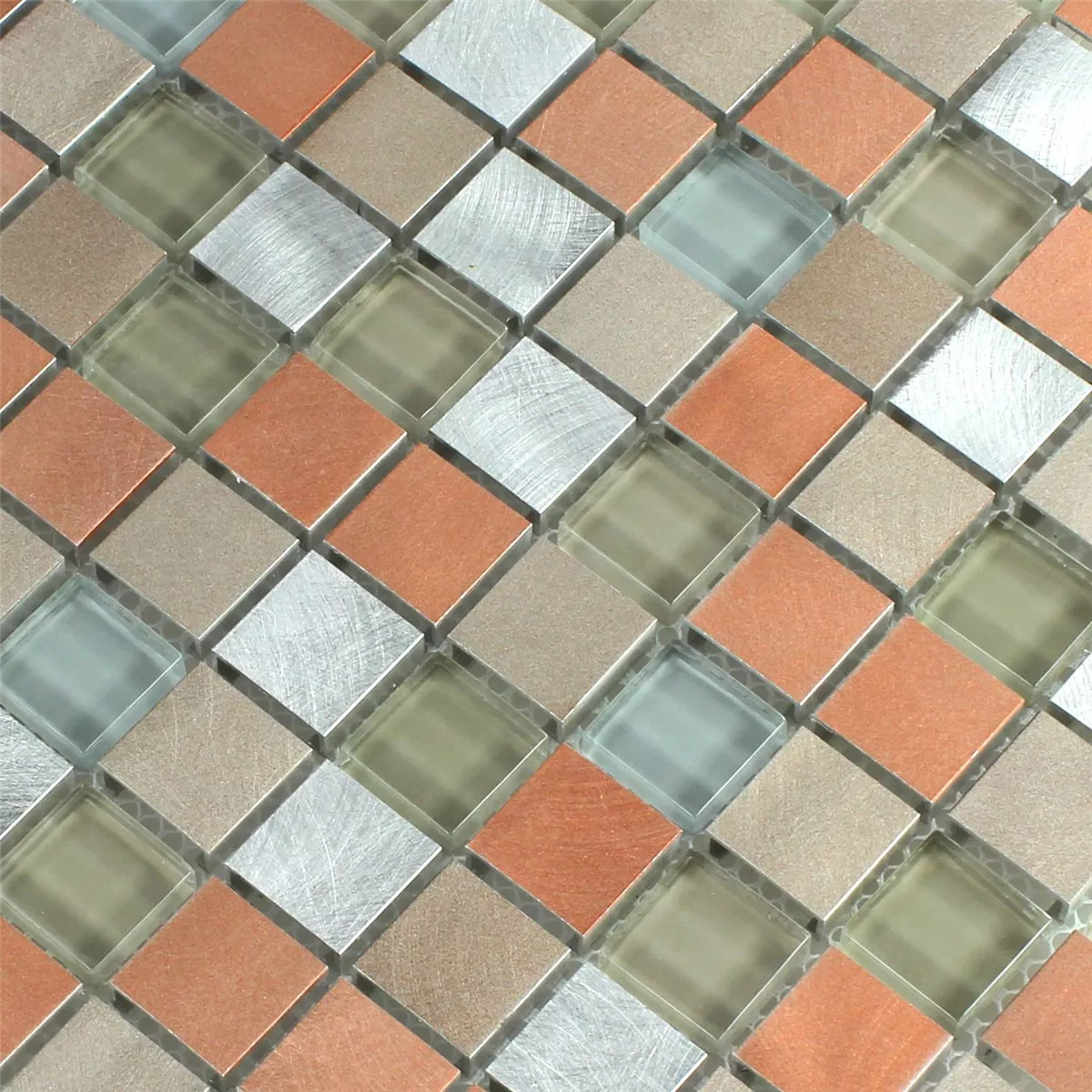 Muster von Mosaikfliesen Glas Aluminium Metall Orange Silber Mix