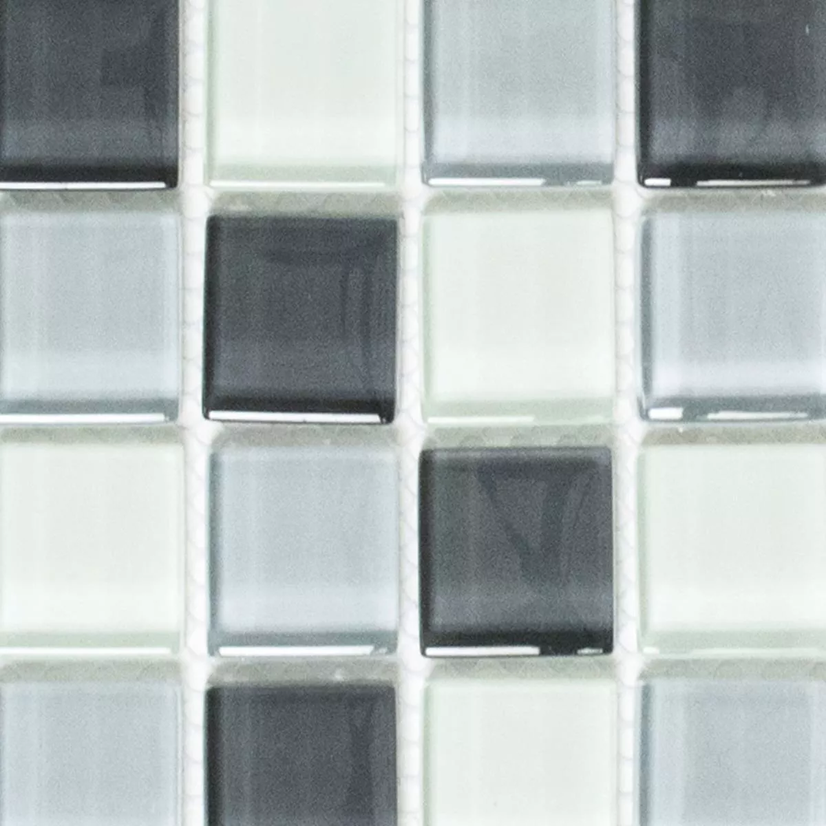 Muster von Glasmosaik Fliesen Alpha Grau Weiß Quadrat 