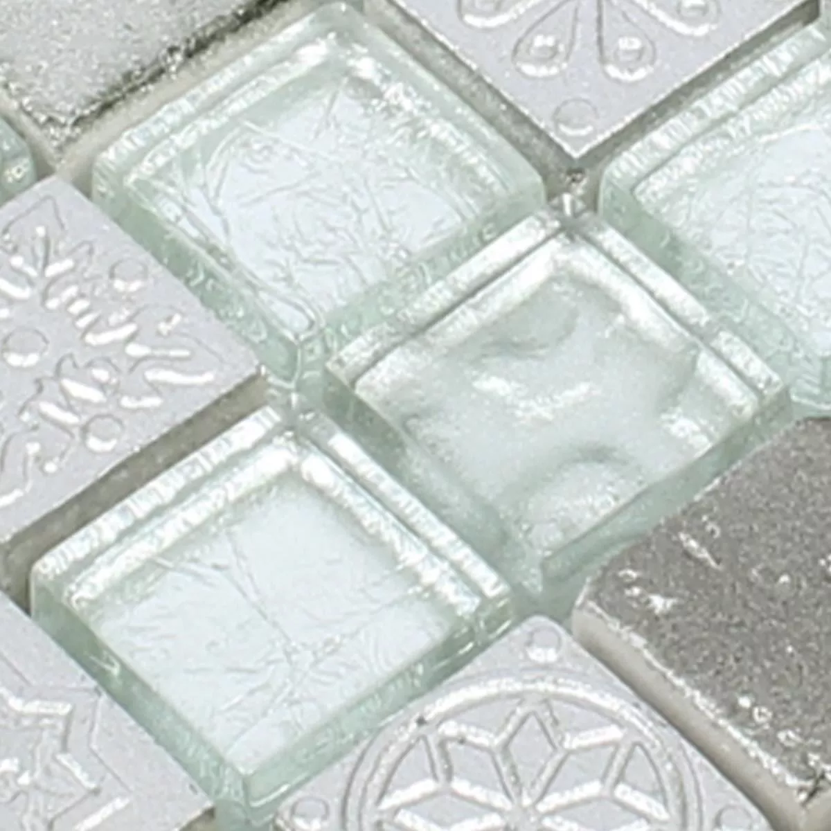 Muster von Mosaikfliesen Georgia Glas Naturstein Mix Silber