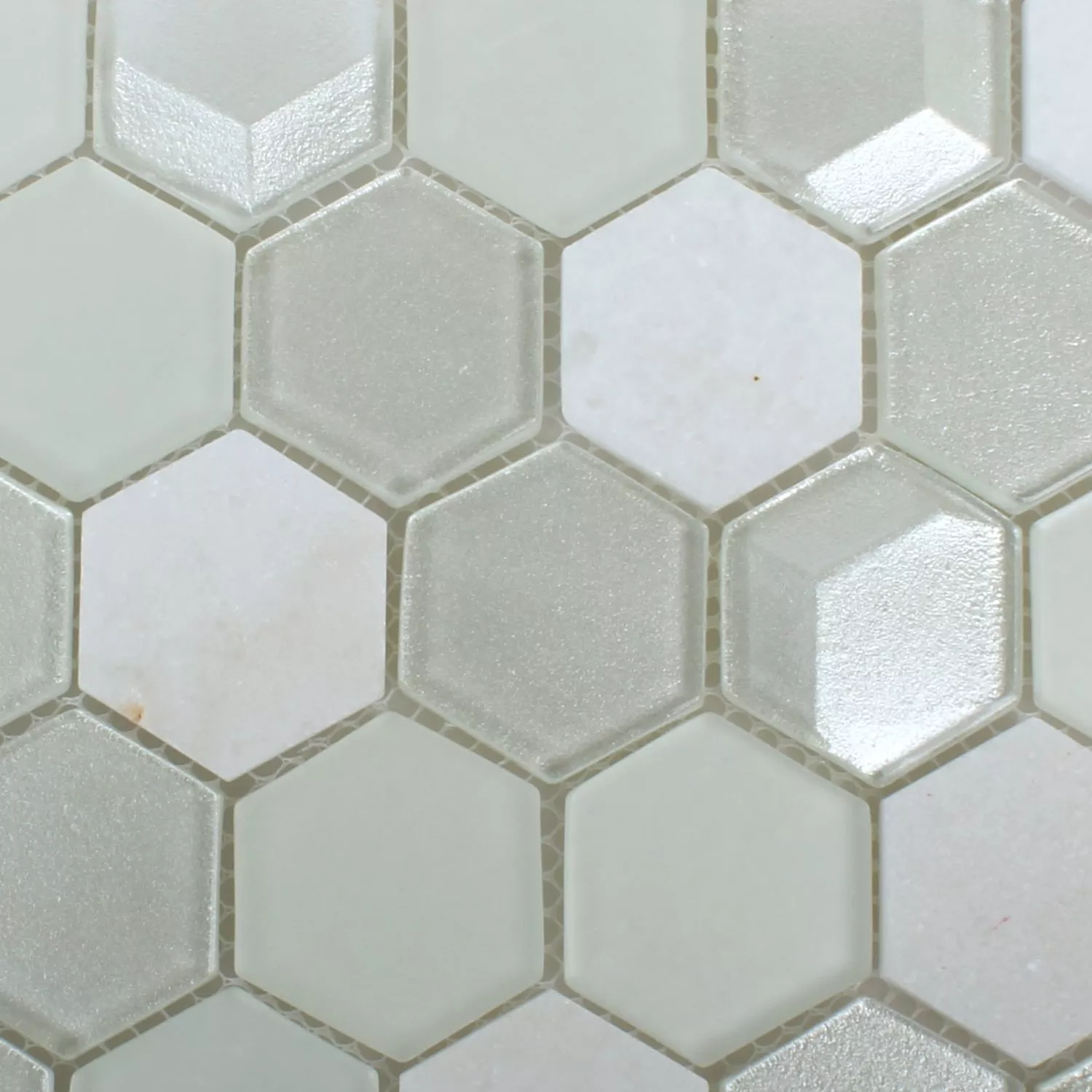 Muster von Mosaikfliesen Hexagon Glas Naturstein Weiss 3D