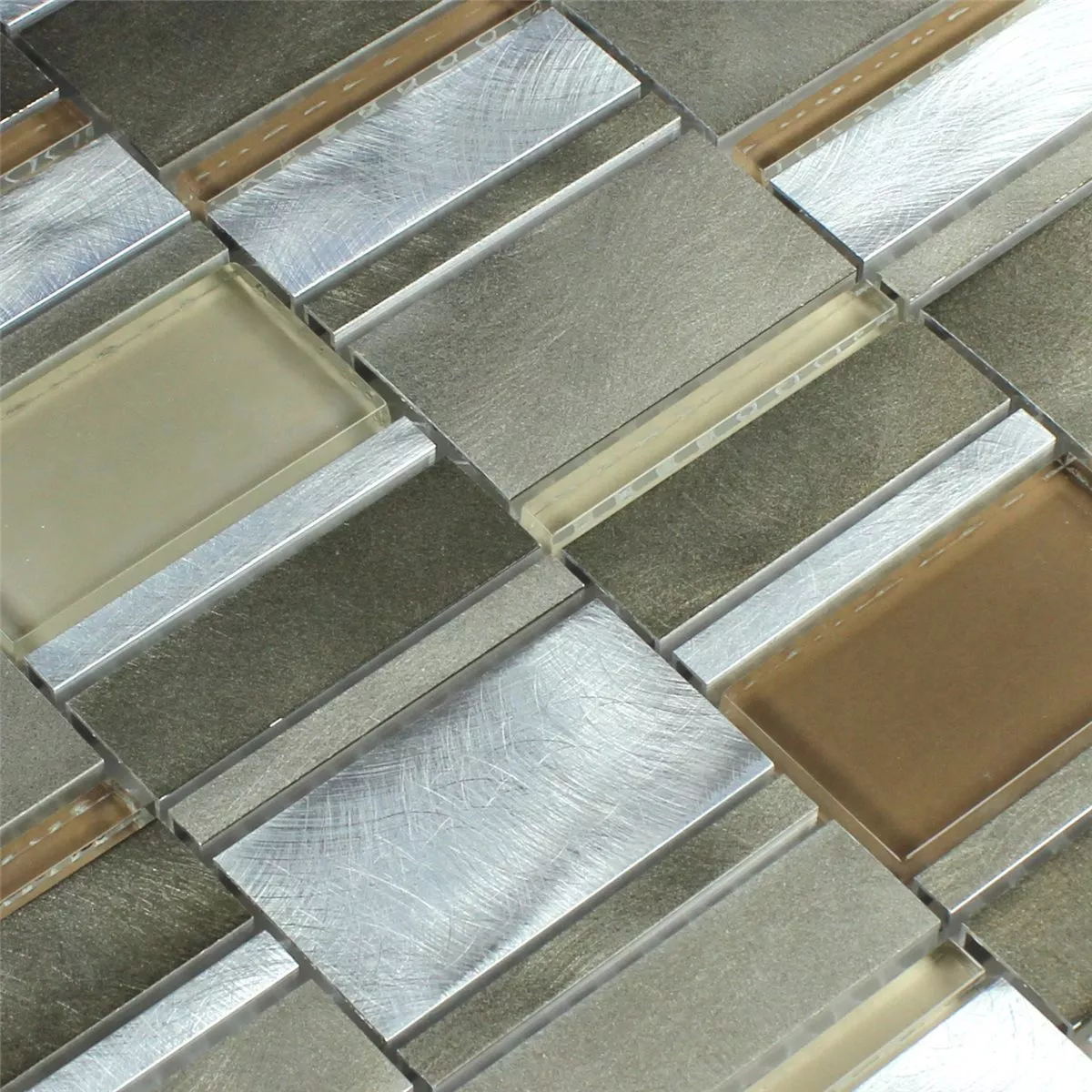 Muster von Mosaikfliesen Aluminium Glas Braun Beige