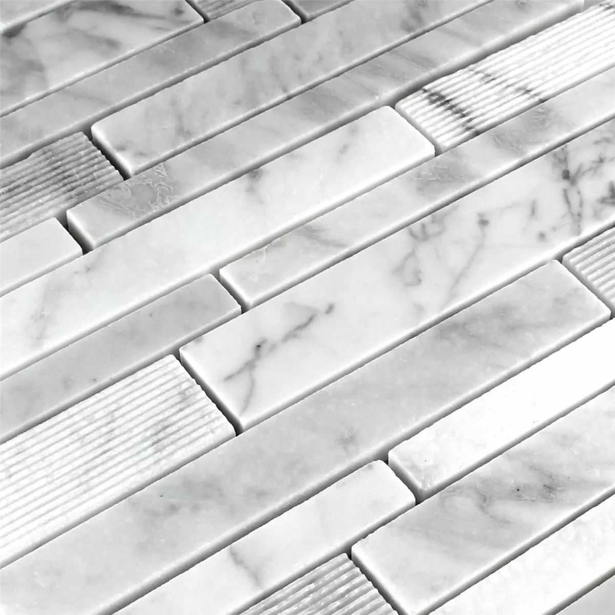 Muster von Mosaikfliesen Marmor Stäbchen Weiss