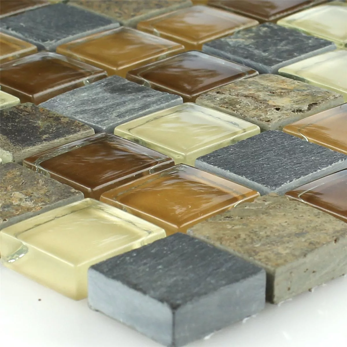 Muster von Mosaikfliesen Glas Naturstein Beige