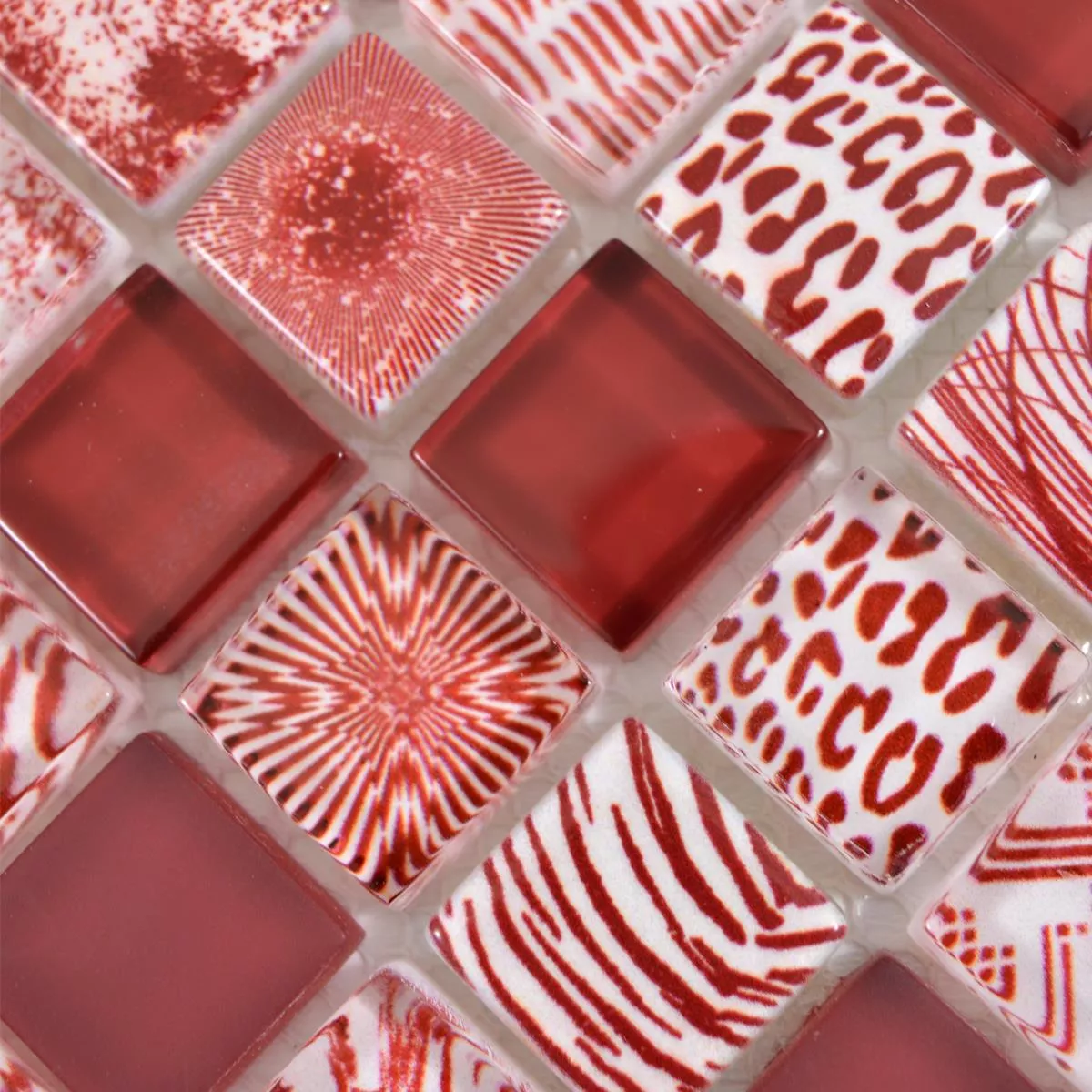 Muster von Glasmosaik Fliesen Cornelia Retrooptik Rot