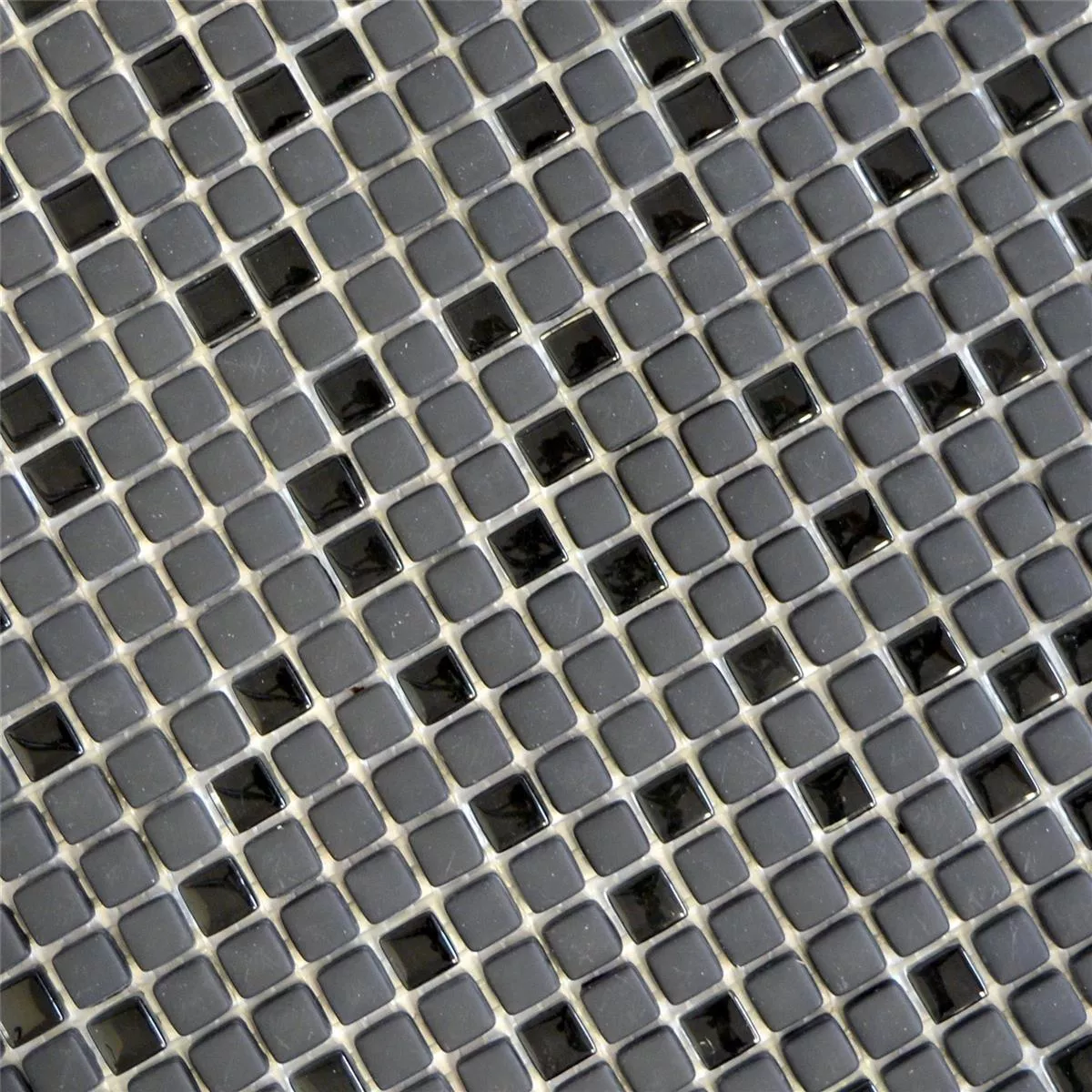 Muster von Glasmosaik Fliesen Kassandra Schwarz Matt
