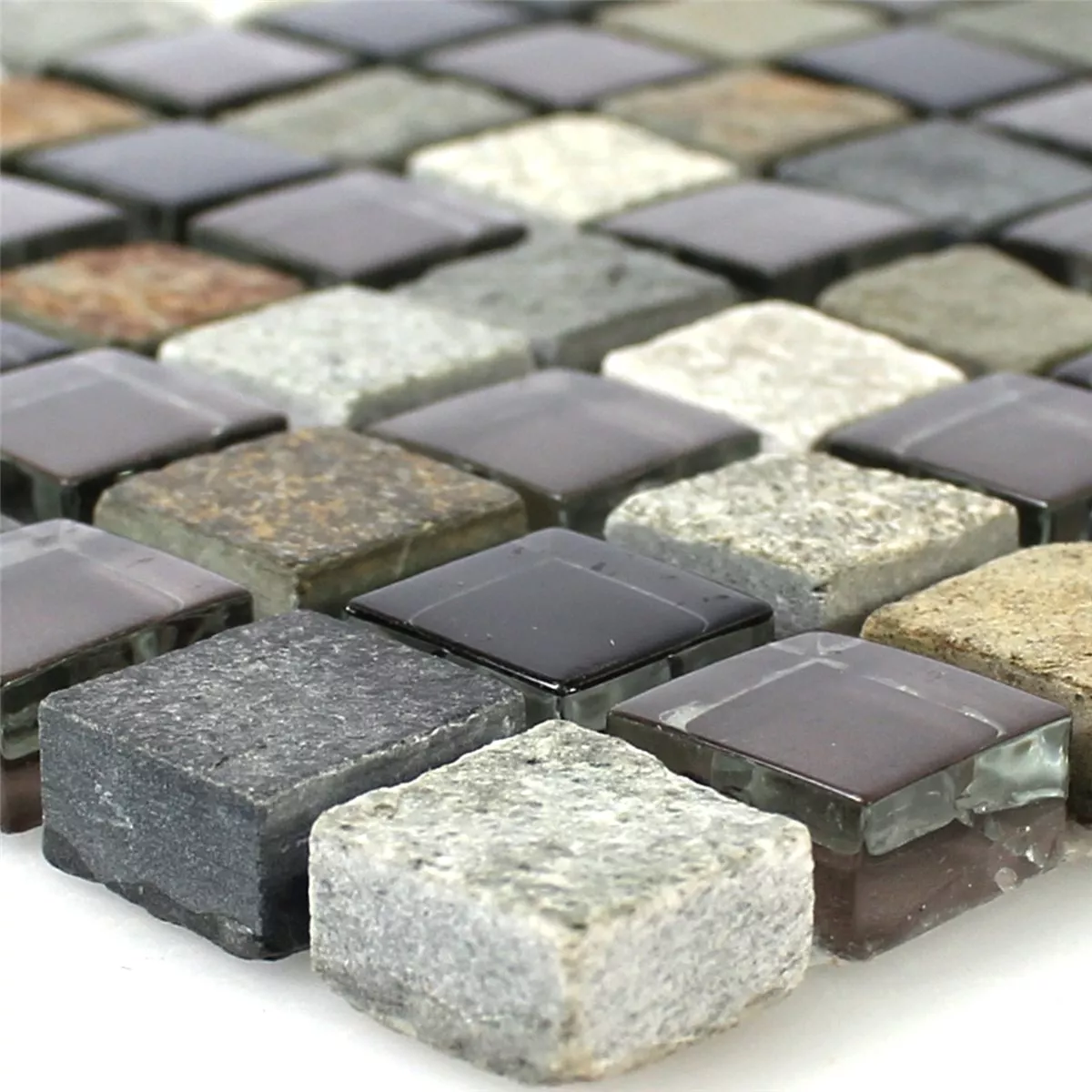 Muster von Mosaikfliesen Glas Quarzit Naturstein Grau Braun