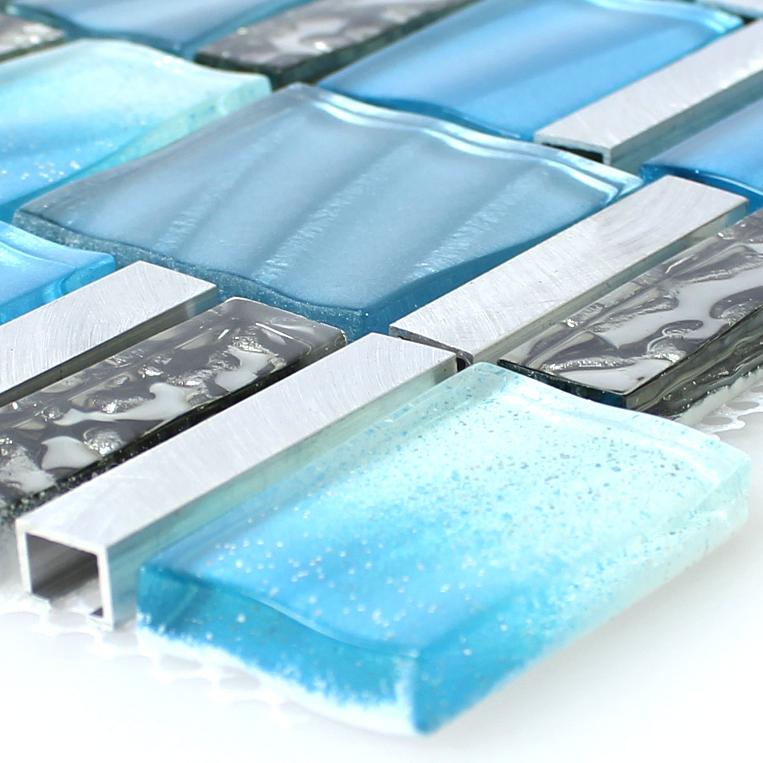 Muster von Mosaikfliesen Glas Aluminium Blau Silber Mix