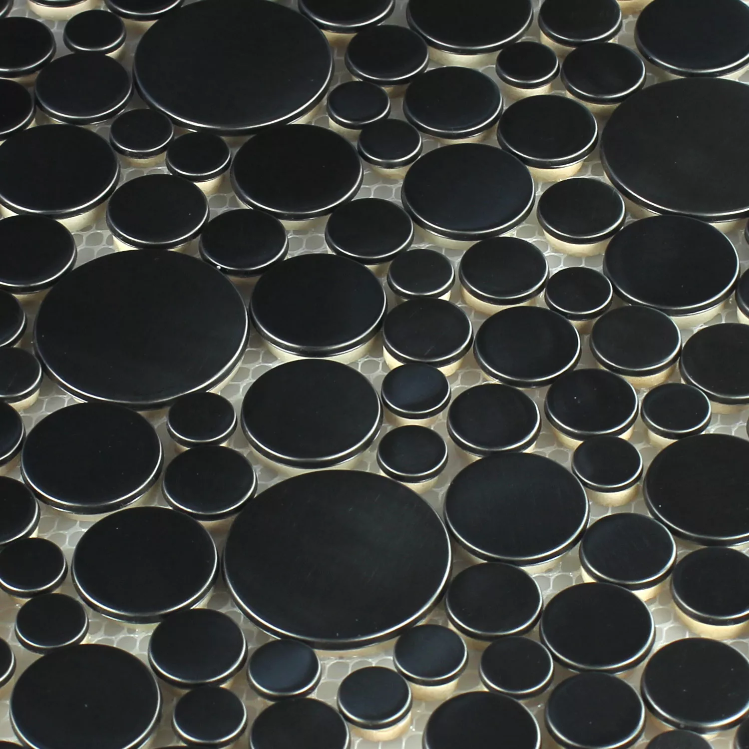 Muster von Mosaikfliesen Edelstahl Metall Flusskiesel Design Black