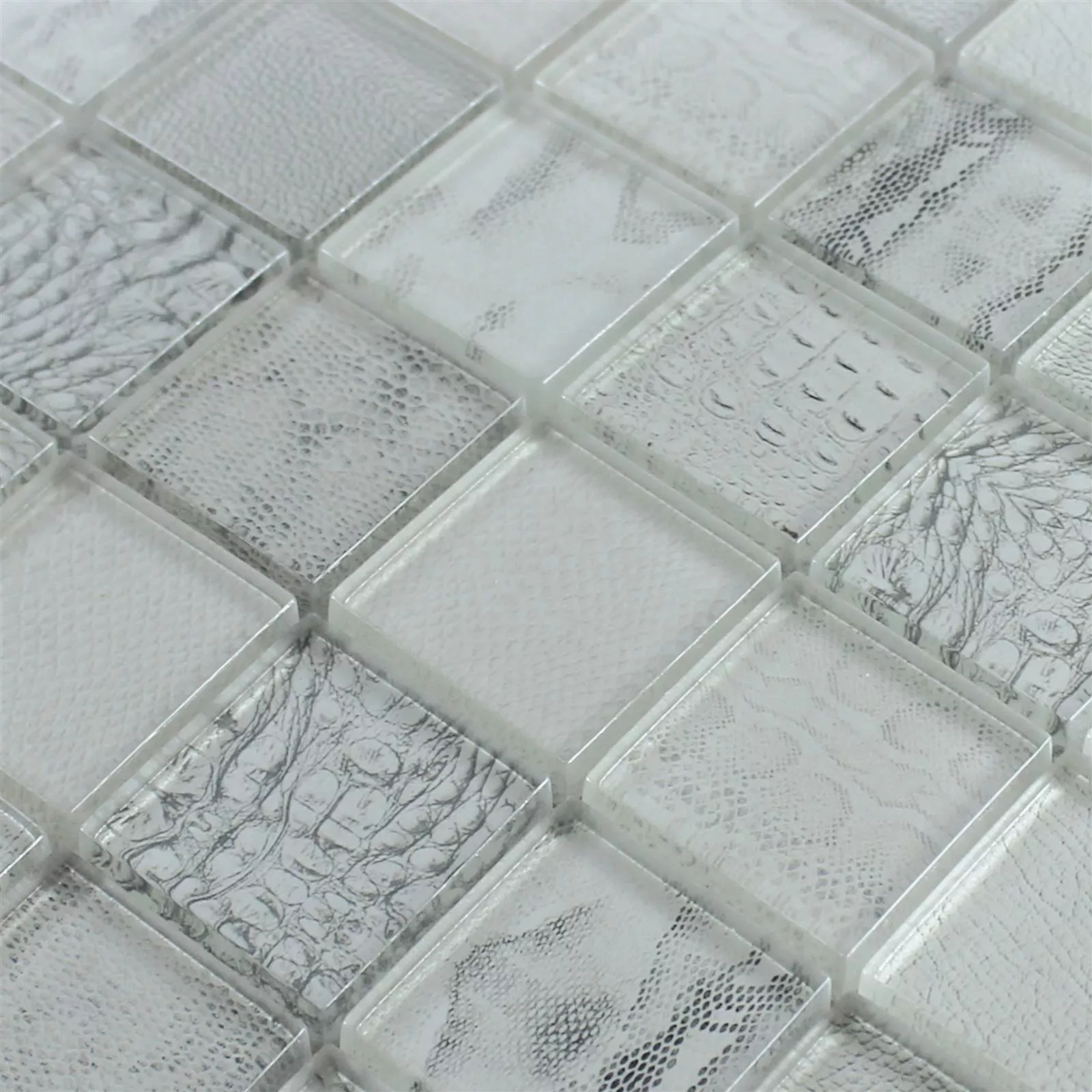 Muster von Glasmosaik Fliesen Python Hellgrau