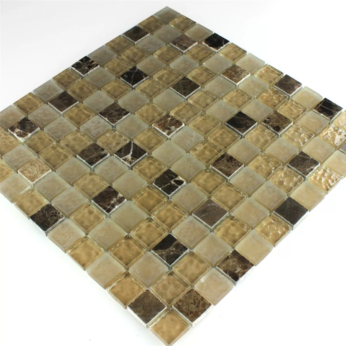 Muster von Mosaikfliesen Glas Marmor Beige Braun Geriffelt