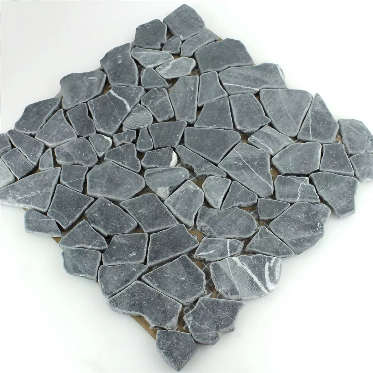 Muster von Mosaikfliesen Marmor Bruch Nero Carrara